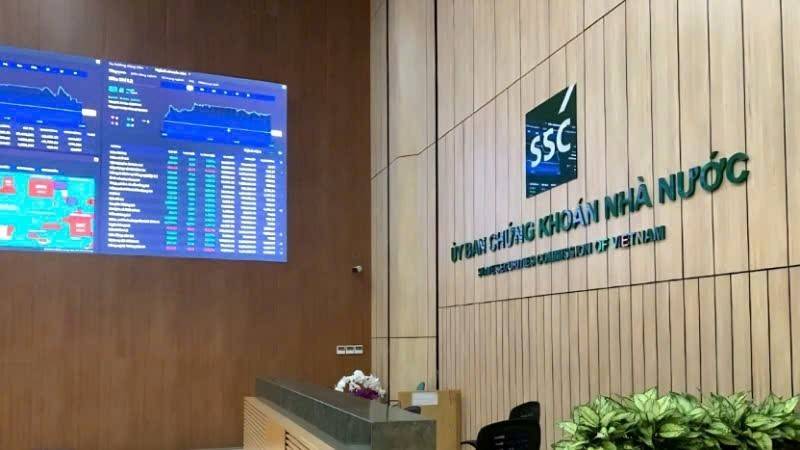 Việc xử lý nghiêm các hành vi thao túng và cho mượn tài khoản được xem là động thái nhằm tăng cường kỷ cương, minh bạch và bảo vệ sự ổn định của thị trường chứng khoán.