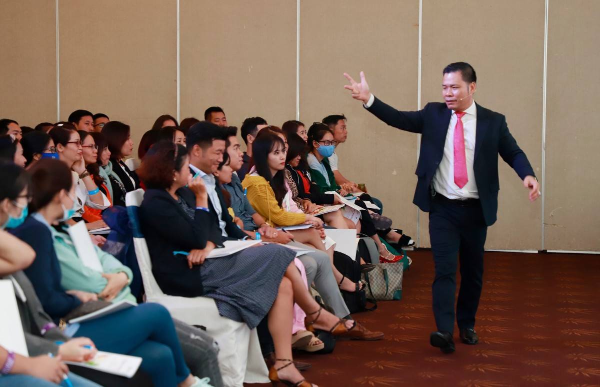 ông Nguyễn Công Bình – Founder & CEO Công ty Cổ phần DCI Việt Nam tại buổi đào tạo các doanh nhân trẻ khởi nghiệp