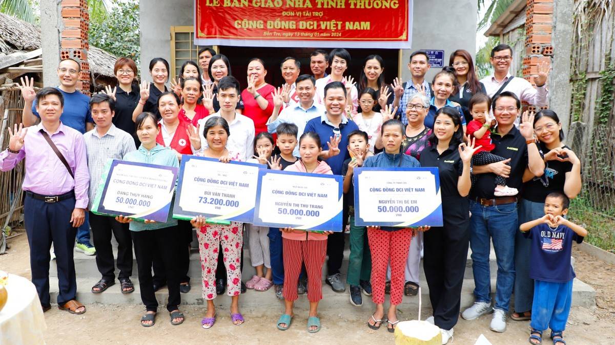 ông Nguyễn Công Bình – Founder & CEO Công ty Cổ phần DCI Việt Nam trao nhà tình thương