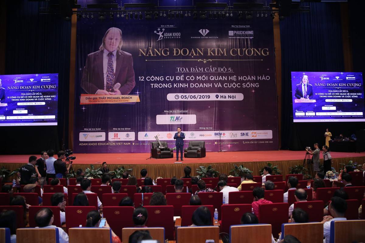 ông Nguyễn Công Bình – Founder & CEO Công ty Cổ phần DCI Việt Nam tại sự kiện  Năng đoạn kim cươgn tóc độ 5