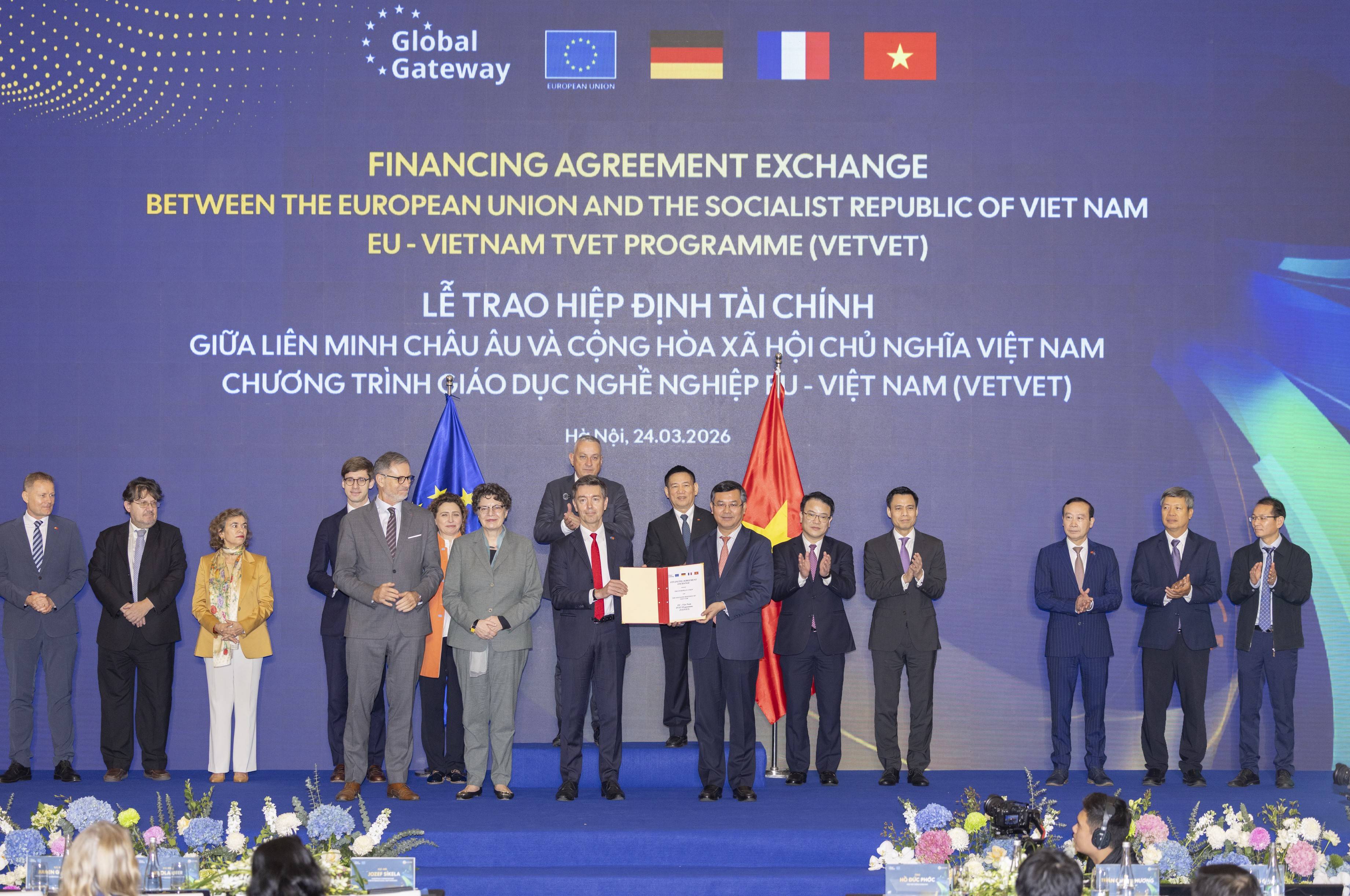 EU thúc đẩy đầu tư 560 triệu EUR tại Việt Nam: Ra mắt Sách Trắng EuroCham, kiến tạo nền tảng chính sách cho làn sóng hợp tác mới