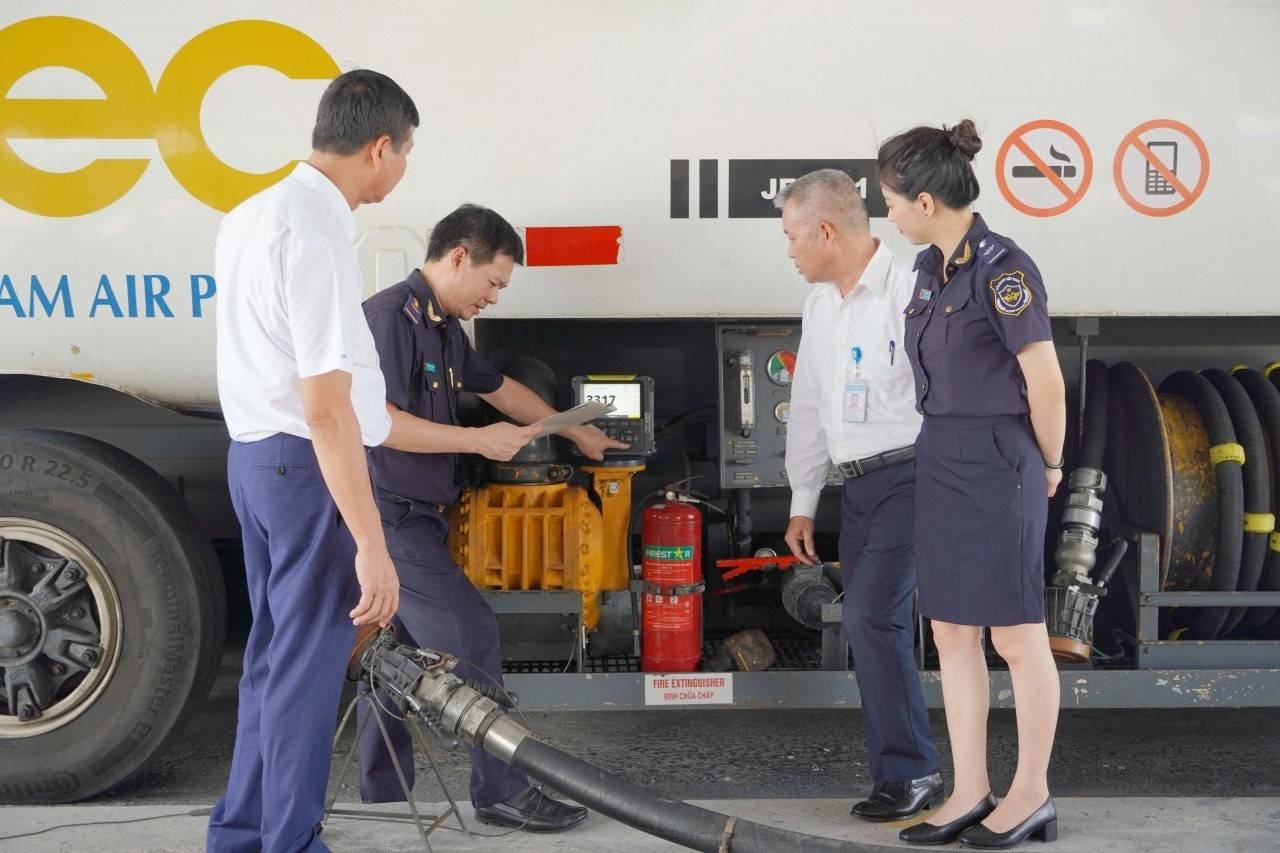 Hải quan siết chặt kiểm soát, ngăn chặn vận chuyển trái phép xăng dầu qua biên giới
