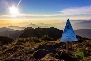 Thác nước giữa rừng già trên hành trình chinh phục đỉnh Lùng Cúng