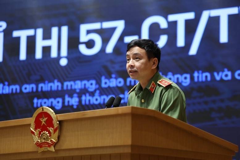 Trung tướng Lê Xuân Minh - Cục trưởng Cục An ninh mạng và phòng, chống tội phạm sử dụng công nghệ cao (A05), Bộ Công an trao đổi về công tác bảo đảm an ninh mạng (Ảnh: VGP/Gia Huy).