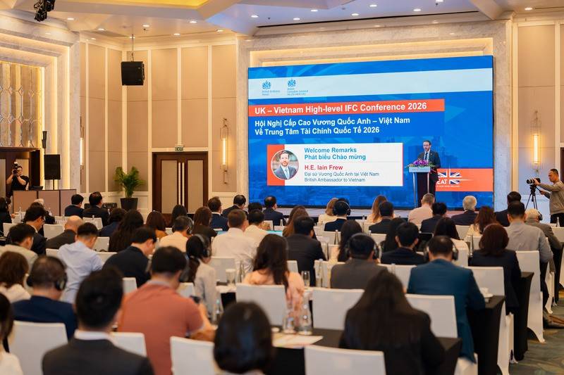 Đại sứ Anh tại Việt Nam Iain Frew nhấn mạnh, Vương quốc Anh tự hào đồng hành cùng Việt Nam trong hành trình hiện thực hóa mục tiêu xây dựng trung tâm tài chính hiện đại, đặc biệt sau khi quan hệ hai nước được nâng cấp lên Đối tác Chiến lược Toàn diện vào tháng 10/2025 (Ảnh: Báo Công Thương).