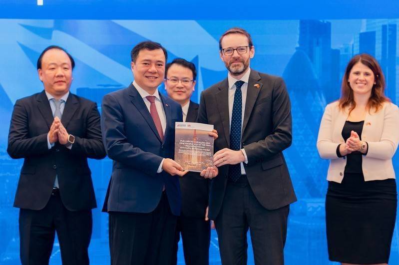 Việt Nam bắt tay Vương quốc Anh tăng tốc xây dựng trung tâm tài chính quốc tế