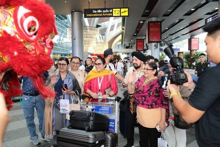 Hoạt động vận chuyển du lịch tiếp tục khởi sắc, đặc biệt là đường hàng không với hơn 13.300 chuyến bay đến Đà Nẵng trong quý I, tăng 19%, trung bình khoảng 148 chuyến mỗi ngày.