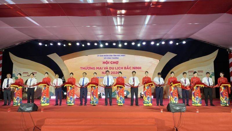 Các đại biểu cắt băng khai mạc hội chợ (Ảnh: https://nhandan.vn).