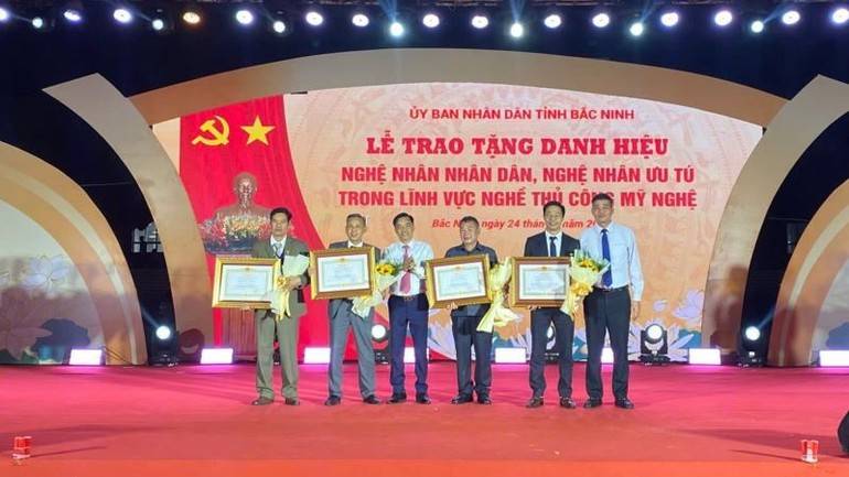 Công bố và trao danh hiệu Nghệ nhân ưu tú trong lĩnh vực nghề thủ công mỹ nghệ cho các cá nhân tỉnh Bắc Ninh (Ảnh: https://nhandan.vn).