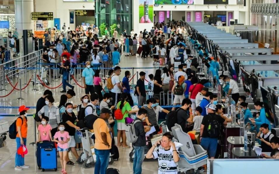 Lượng hành khách tại sân bay Nội Bài ngày càng tăng cao, vượt quá công suất thiết kế của ga quốc nội. Cảnh ùn tắc xuất hiện từ bãi đỗ xe, quầy làm thủ tục đến cửa an ninh.