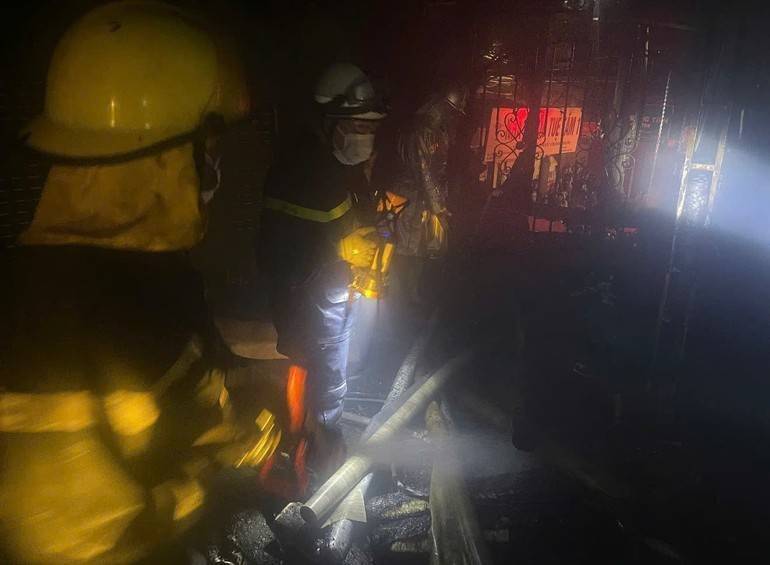 Kịp thời cứu sống 7 người mắc kẹt trong vụ cháy nhà cao tầng ở phố Lĩnh Nam