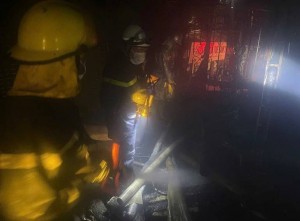 Kịp thời cứu sống 7 người mắc kẹt trong vụ cháy nhà cao tầng ở phố Lĩnh Nam