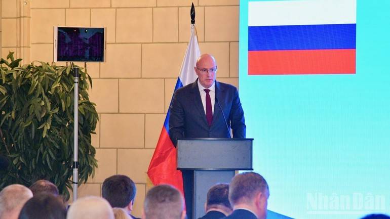 Phó Thủ tướng Chính phủ Liên bang Nga Dmitry Chernyshenko phát biểu ý kiến tại diễn đàn (Ảnh: https://nhandan.vn).