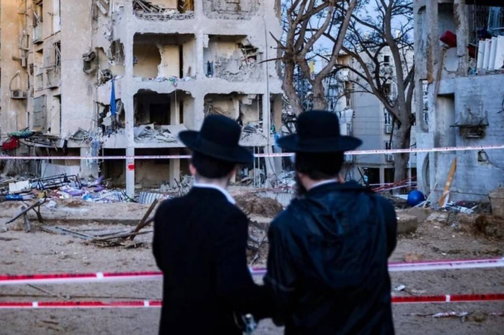 Quân đội Israel xác nhận Iran đã phóng thêm một loạt tên lửa mới vào lãnh thổ nước này. Còi báo động vang lên tại miền trung Israel do tên lửa Iran, trong khi rocket từ Lebanon khiến miền bắc Israel báo động.