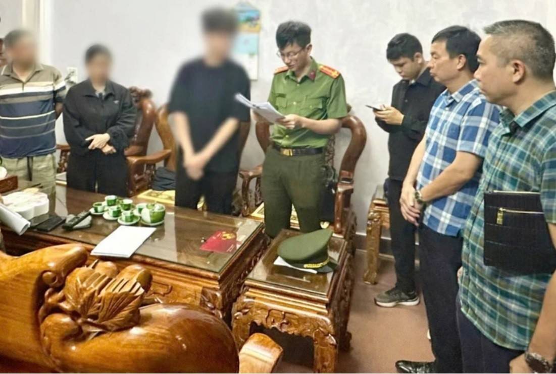 Cơ quan An ninh điều tra Công an tỉnh Thanh Hóa khám xét nhà một đối tượng X. trong vụ án (Ảnh: Công an tỉnh Thanh Hóa).