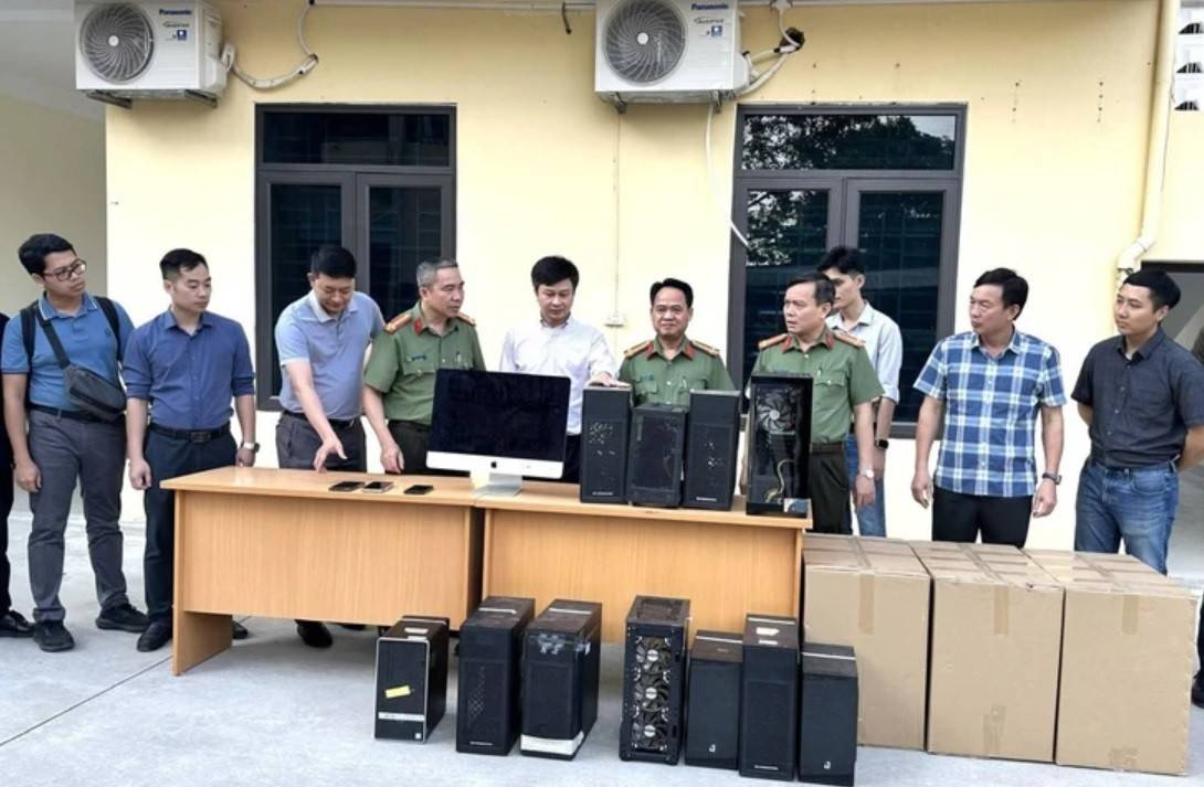 Nhiều máy tính và tang vật vụ án khác bị thu giữ (Ảnh: Công an tỉnh Thanh Hóa).