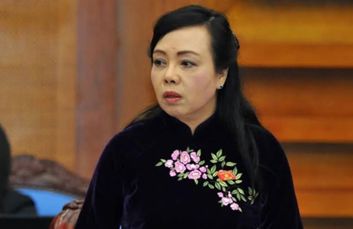 Theo cáo trạng, bị can Nguyễn Thị Kim Tiến bị truy tố về tội vi phạm quy định về quản lý, sử dụng tài sản Nhà nước gây thất thoát, lãng phí.