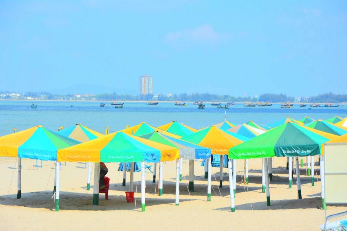 cảnh quan thiên nhiên hài hòa giữa biển xanh, cát trắng 