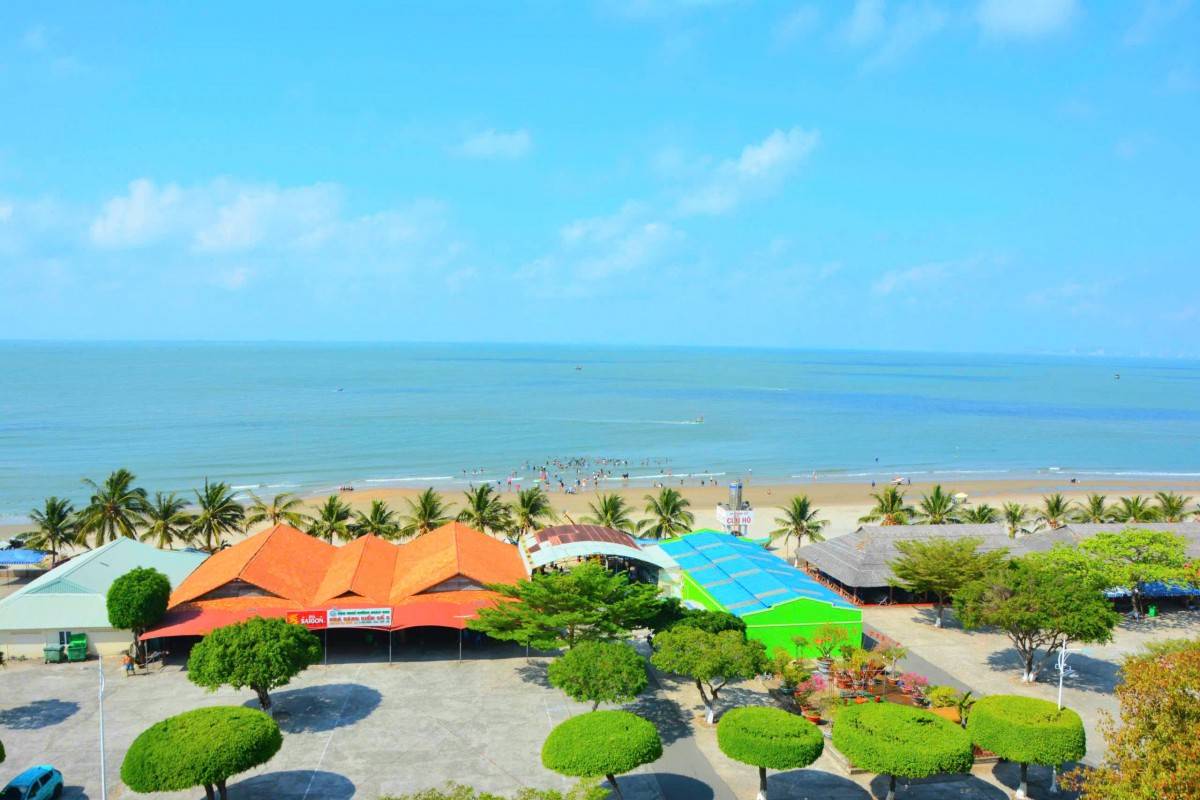 Bãi biển Long Hải nằm ở xã Long Hải, nơi đây nổi tiếng với bãi cát dài thơ mộng