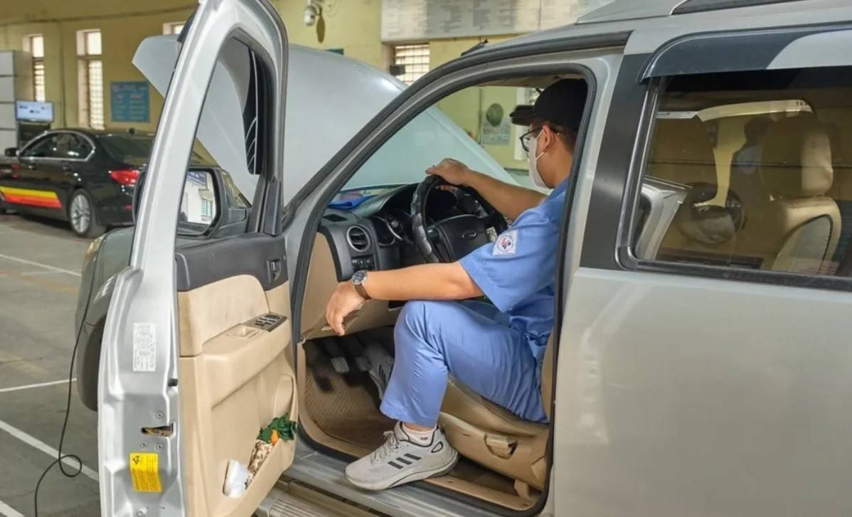 Theo Cục Đăng kiểm, phương pháp kiểm tra khí thải động cơ diesel bằng chu trình gia tốc tự do đã được Việt Nam chuẩn hóa thành tiêu chuẩn từ năm 1991 (Ảnh: https://vtv8.vtv.vn).