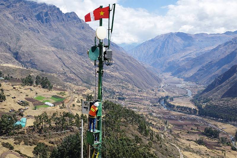 Trạm phát sóng viễn thông của Viettel được xây dựng giữa địa hình đồi núi hiểm trở của Peru.