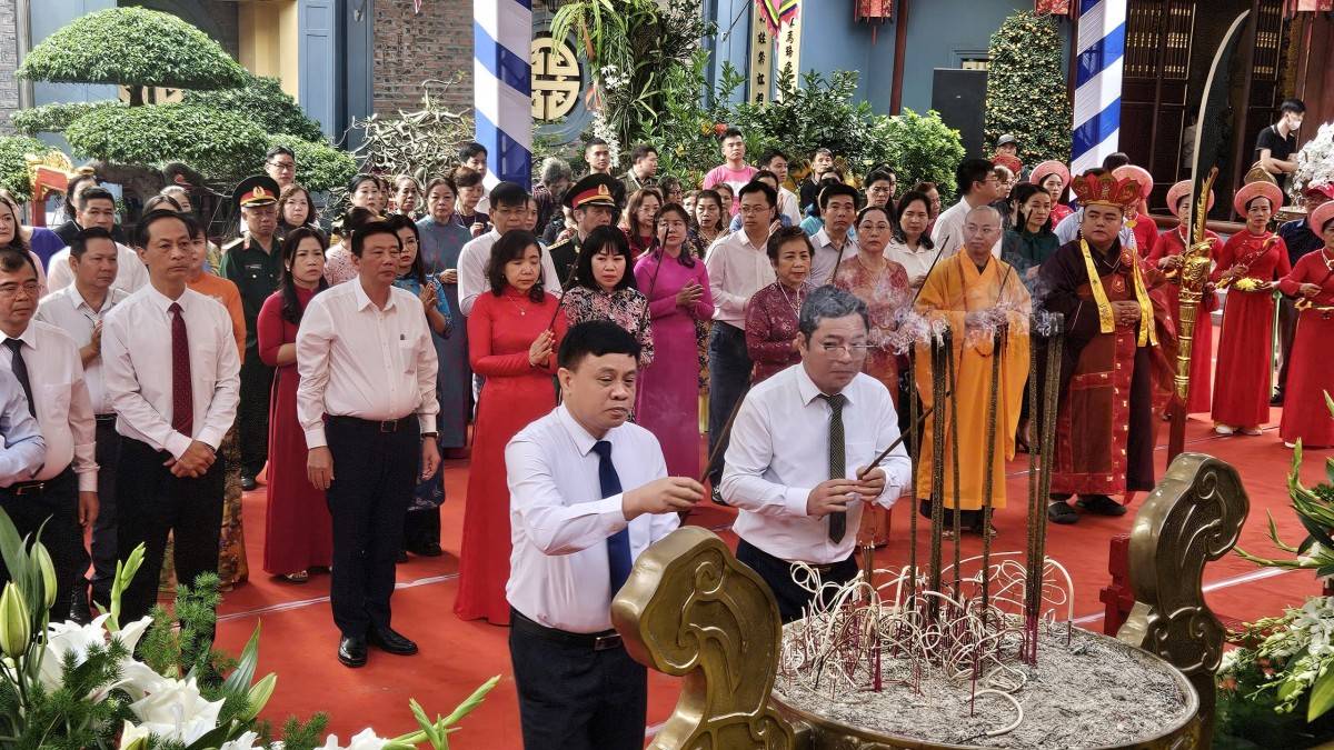 Các đại biểu dâng hương trong Lễ cáo yết tại Di tích lịch sử văn hóa cấp quốc gia đền Nghè, mở đầu cho các hoạt động của Lễ hội truyền thống Nữ tướng Lê Chân - Xuân Bính Ngọ 2026.