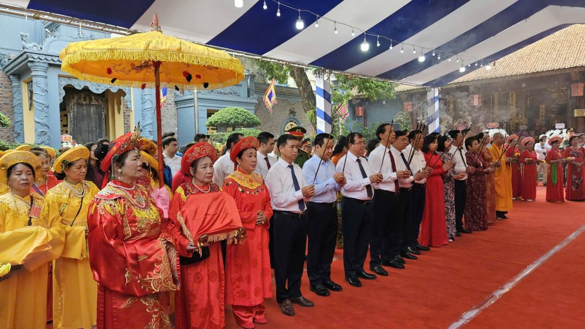 Các đại biểu dâng hương trong Lễ cáo yết tại Di tích lịch sử văn hóa cấp quốc gia đền Nghè, mở đầu cho các hoạt động của Lễ hội truyền thống Nữ tướng Lê Chân - Xuân Bính Ngọ 2026.