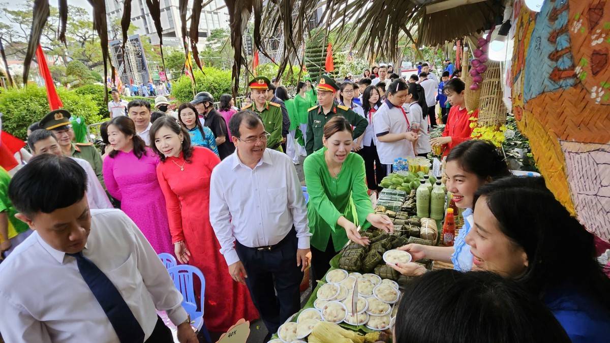 Trong khuôn khổ lễ hội, phiên chợ quê được tái hiện sinh động.
