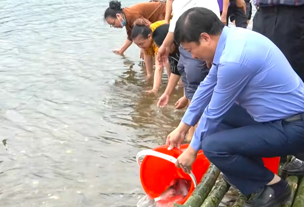 Chủ tịch UBND tỉnh Quảng Trị hỗ trợ máy tính cho chính quyền cơ sở tại Nghệ An