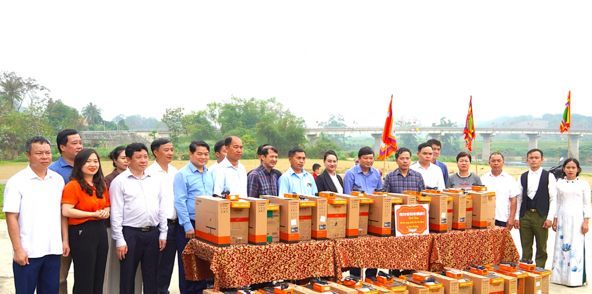 Chủ tịch UBND tỉnh Quảng Trị hỗ trợ máy tính cho chính quyền cơ sở tại Nghệ An