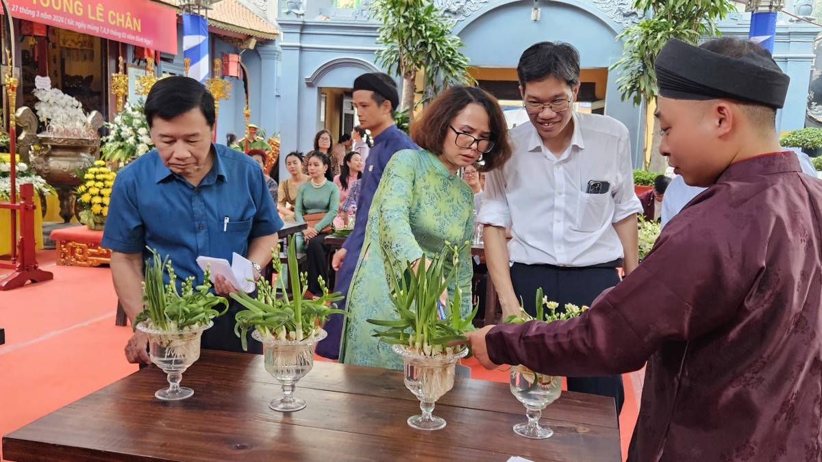 Khoảnh khắc hồi hộp khi Ban giám khảo đánh giá các bình hoa dự thi.