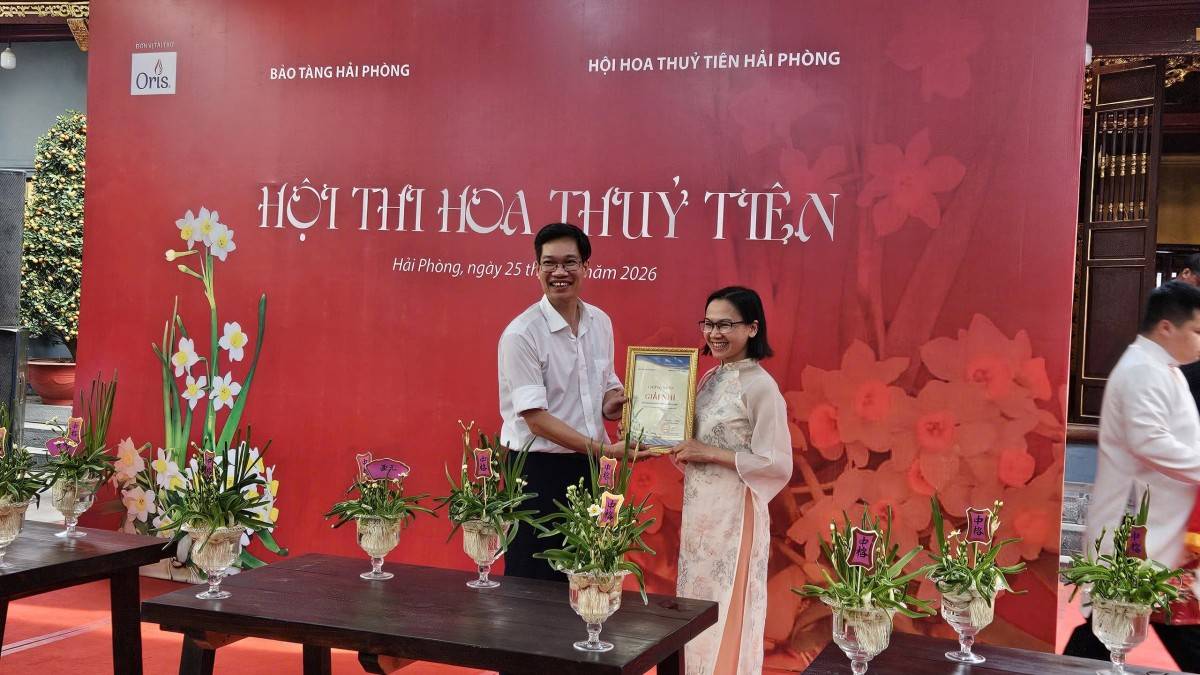 Ban tổ chức trao giải cho các bình hoa thủy tiên đạt tiêu chuẩn “hoa chi tề chỉnh, hoa cập thời”.