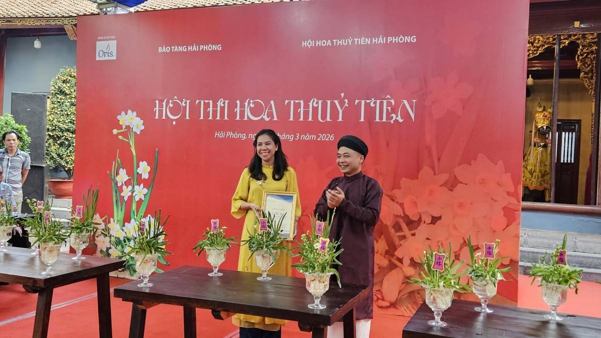 Ban tổ chức trao giải cho các bình hoa thủy tiên đạt tiêu chuẩn “hoa chi tề chỉnh, hoa cập thời”.