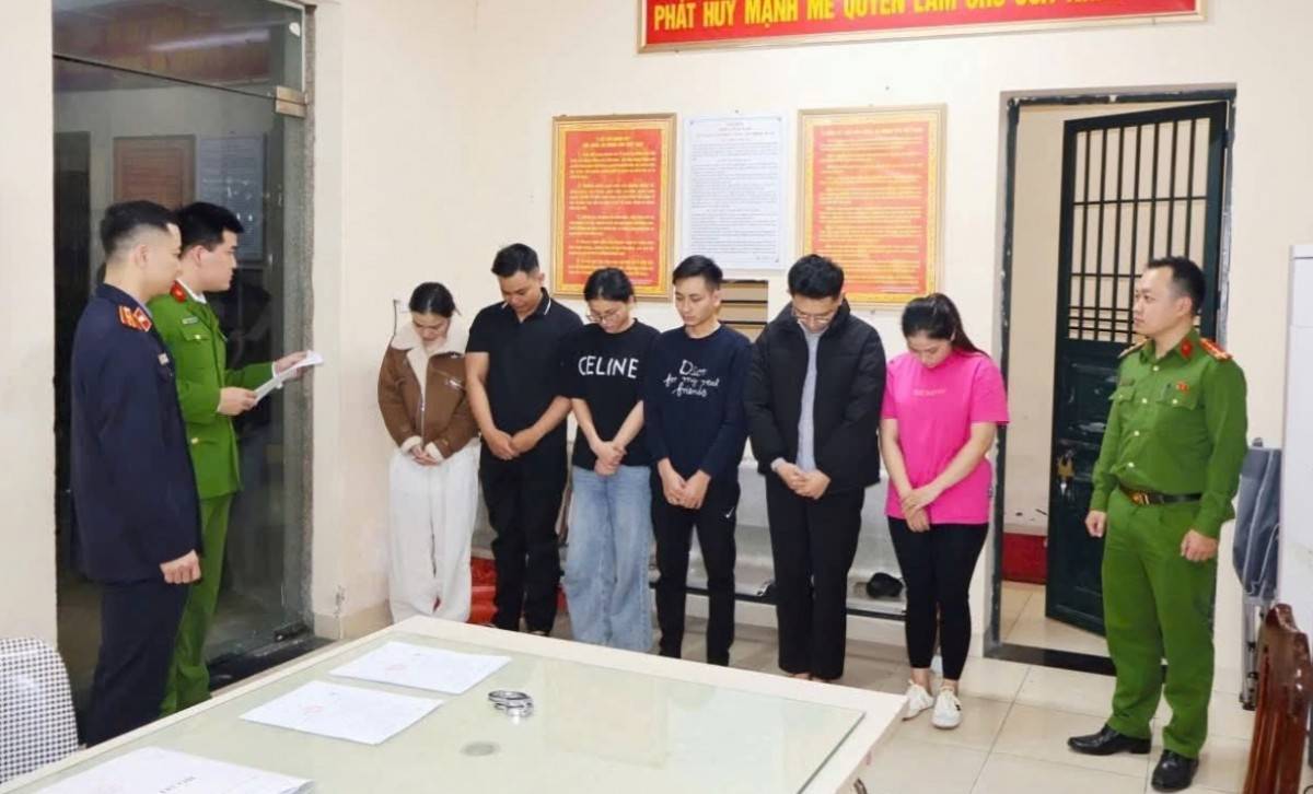 Các đối tượng tại Cơ quan Công an (Ảnh: Công an TP. Hà Nội).