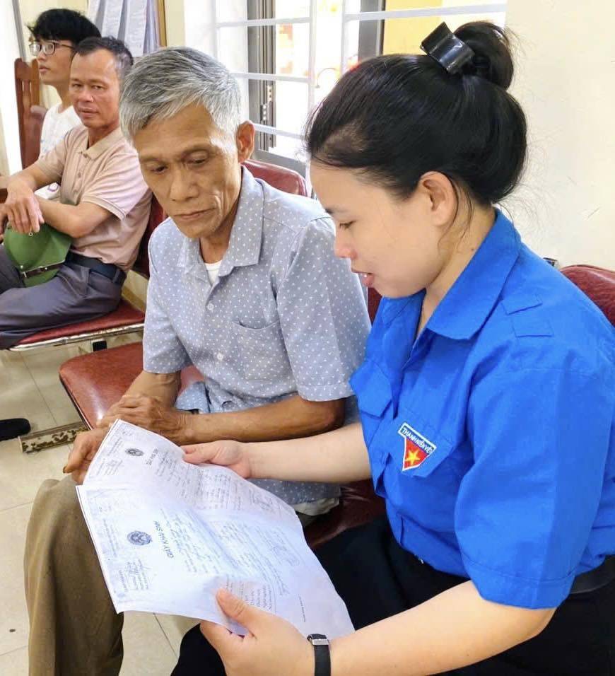 Đoàn viên xã Trung Lộc đang hỗ trợ người dân tại Trung tâm phục vụ hành chính công