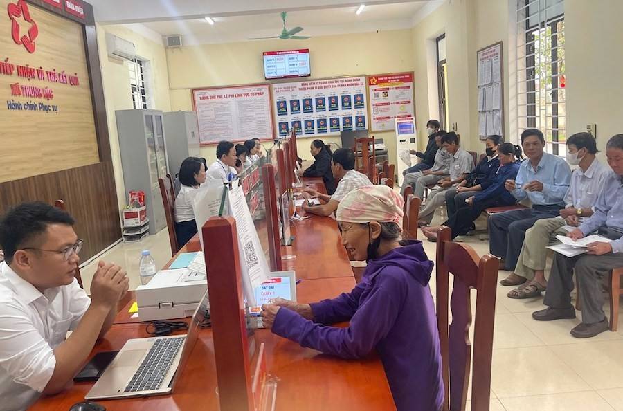 Nhằm tạo điều kiện thuận lợi hơn nữa cho người dân, tổ chức, doanh nghiệp trong giao dịch hành chính, xã Trung Lộc đã triển khai mô hình “Ngày thứ 7 vì dân” tại Trung tâm phục vụ hành chính công.