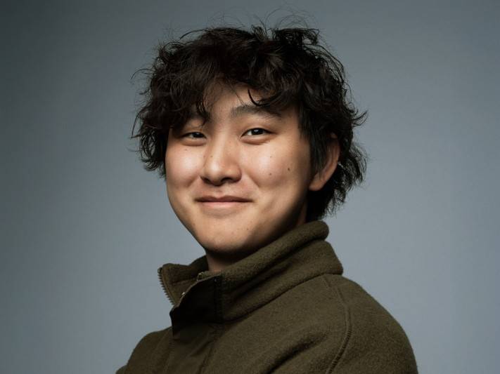 Alexandr Wang là đồng sáng lập của Scale AI, một công ty trí tuệ nhân tạo nổi bật, và gần đây đã chuyển sang vai trò lãnh đạo tại Meta, nơi anh đứng đầu bộ phận Meta Superintelligence Labs.