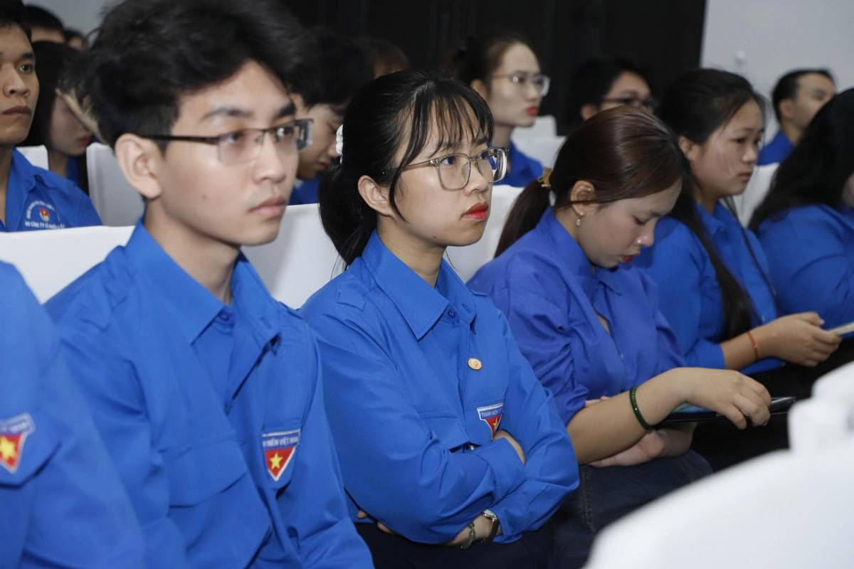 Nhiều đoàn viên ưu tú của Tổng Công ty CP Hợp Lực được khen thưởng nhân dịp kỷ niệm 95 năm Ngày thành lập Đoàn TNCS Hồ Chí Minh