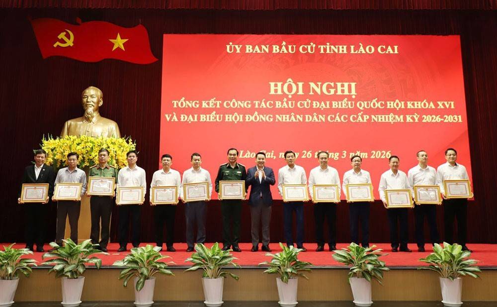 Chủ tịch UBND tỉnh Lào Cai Nguyễn Tuấn Anh tặng Bằng khen cho các tập thể có thành tích xuất sắc trong công tác bầu cử. Ảnh: Linh Vũ