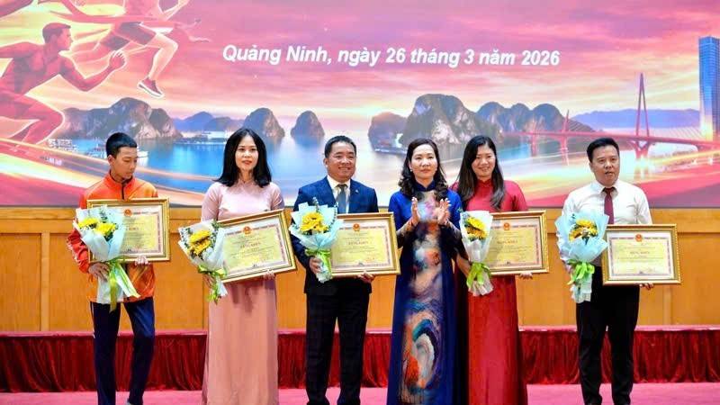 Ủy ban nhân dân tỉnh Quảng Ninh trao Bằng khen cho các cá nhân và tập thể có thành tích xuất sắc trong phong trào thể dục, thể thao.