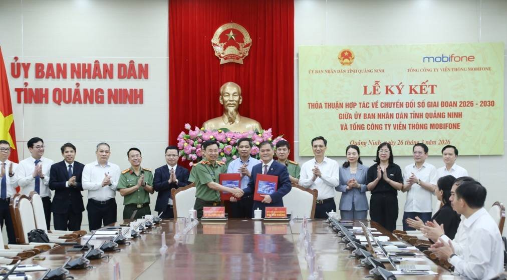 Ông Bùi Văn Khắng, Chủ tịch UBND tỉnh Quảng Ninh và Thiếu tướng Trương Sơn Lâm, Chủ tịch Tổng Công ty Viễn thông MobiFone trao biên bản hợp tác. 