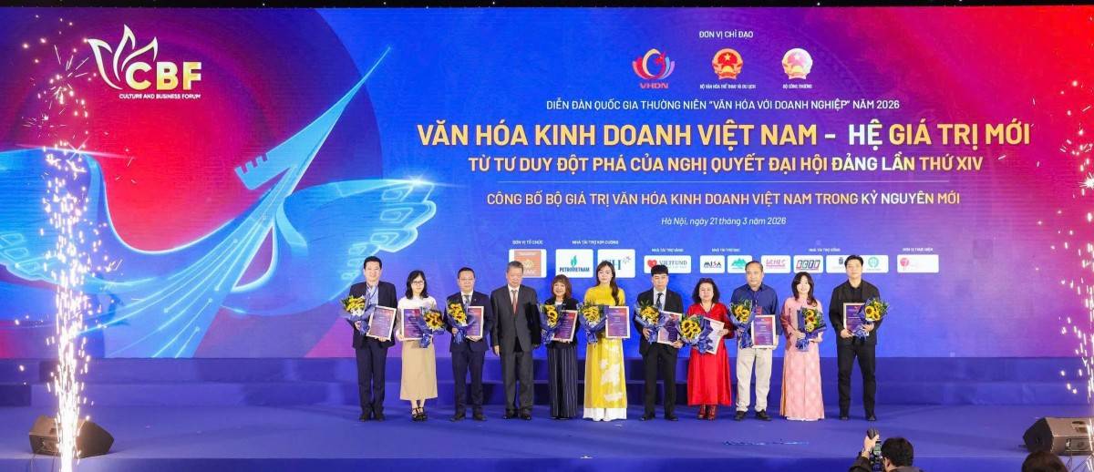 Đại diện VIETFUND (đứng đầu bên trái) - Thuộc hệ sinh thái 9S UNION – VIETWAY nhận bằng khen nhà tài trợ Vàng cho Diễn đàn CBF 2026.