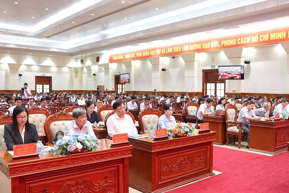 Đại biểu tham dự tại điểm cầu trung tâm tại Hội trường Ấp Bắc - Trung tâm hội nghị tỉnh