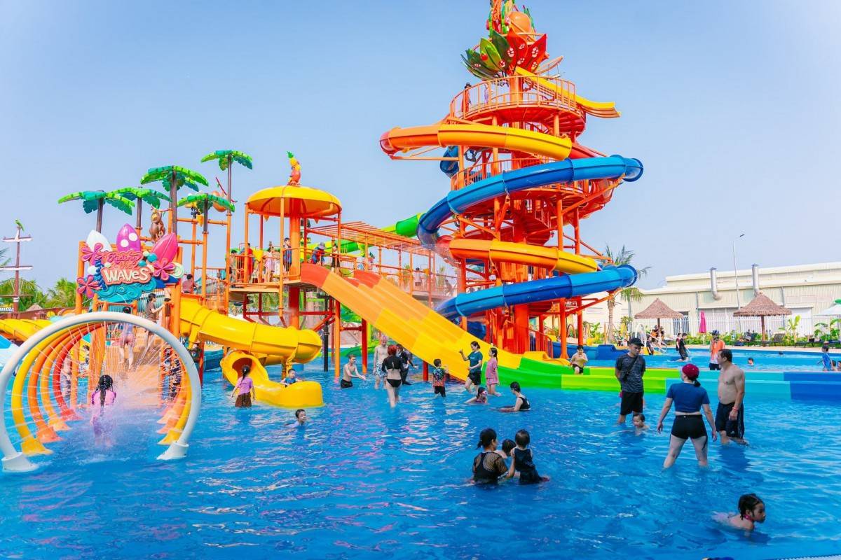 Công viên nước tại VinWonders đem đến một hành trình trải nghiệm mùa hè rực rỡ cho cư dân và du khách mọi lứa tuổi