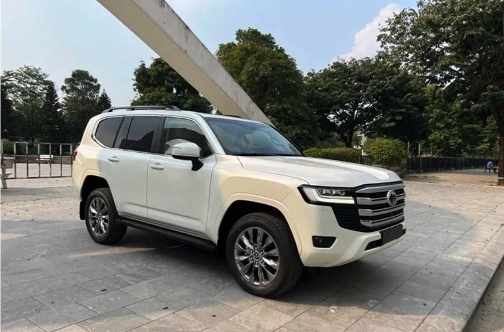 Nhắc tới Land Cruiser, người ta nghĩ ngay đến chiếc xe có thể làm tất cả mọi thứ mà chủ nhân mong muốn. 