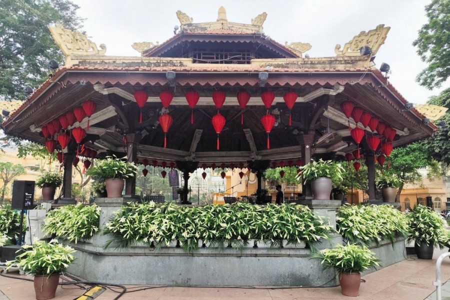 Hàng nghìn bông loa kèn phủ trắng Nhà Bát Giác trước giờ diễn Live Concert “Hà Nội bình yên”