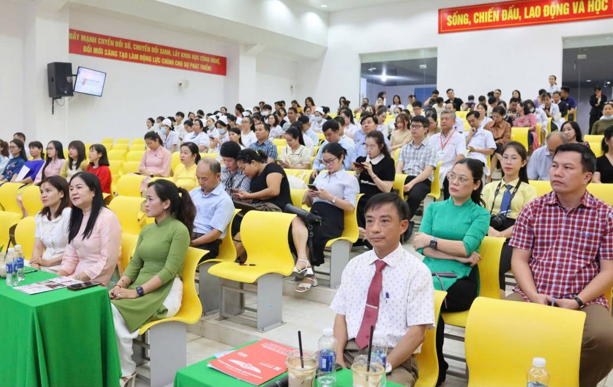 Các đại biểu tham dự buổi lễ.