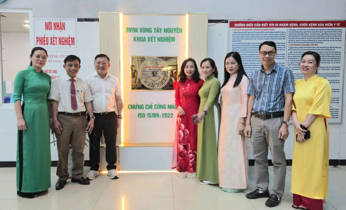  Bảng đồng chứng chỉ công nhận ISO 15189:2022 được gắn tại Khoa xét nghiệm, BVĐK vùng Tây Nguyên.