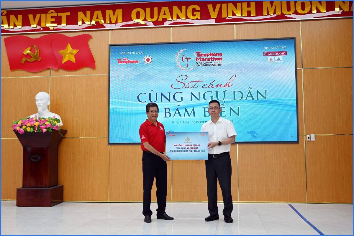 Hơn 1.500 người tham gia Lễ thượng cờ tại Khu tưởng niệm chiến sĩ Gạc Ma, mở màn cho Giải Vô địch Quốc gia Marathon - Báo Tiền Phong
