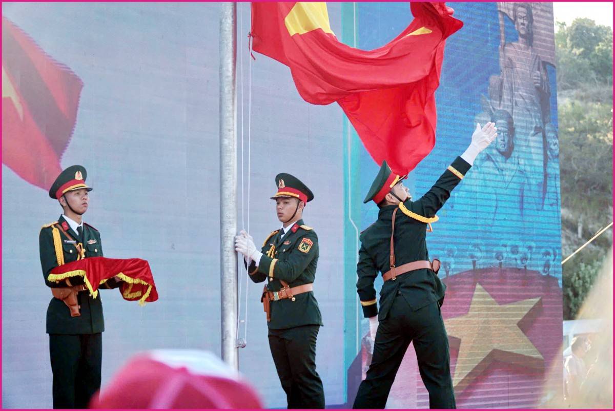 Hơn 1.500 người tham gia Lễ thượng cờ tại Khu tưởng niệm chiến sĩ Gạc Ma, mở màn cho Giải Vô địch Quốc gia Marathon - Báo Tiền Phong